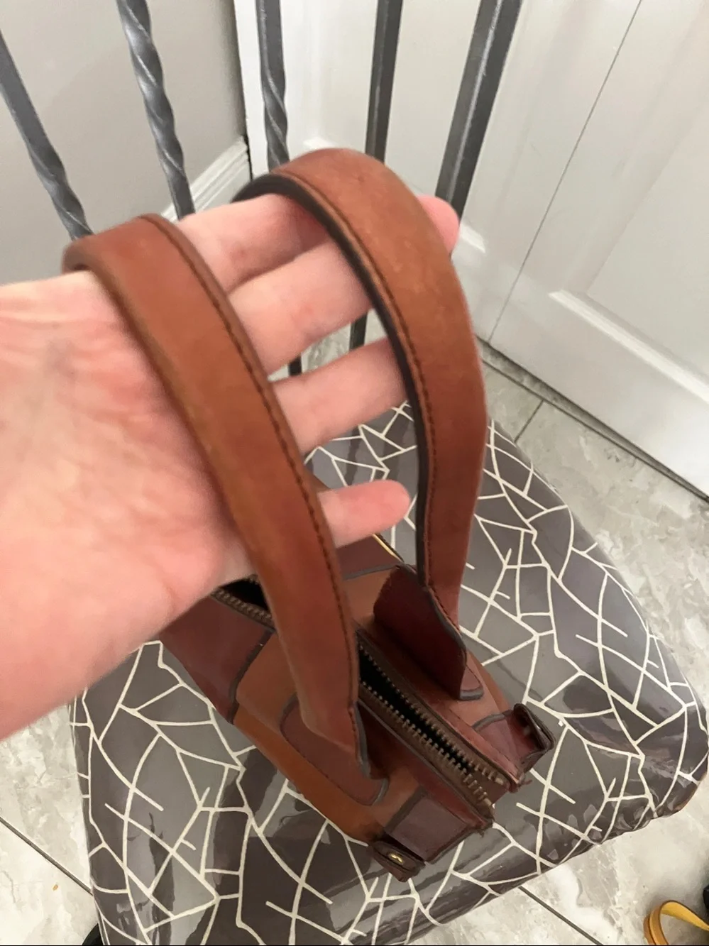 Vintage FOSSIL Women Reissue Brown leather satchel with a keyhole emblem